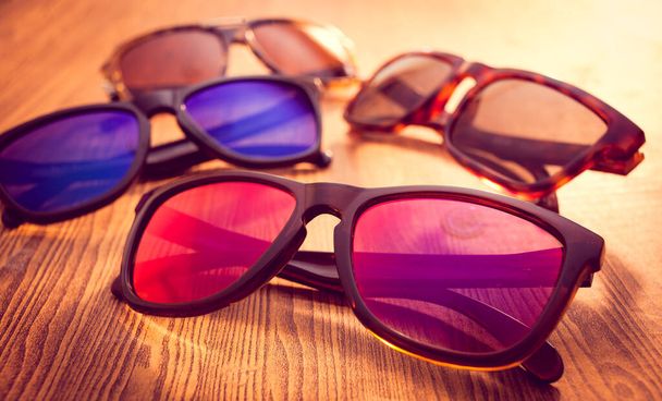 Collection de lunettes de soleil sur fond bois - Photo, image