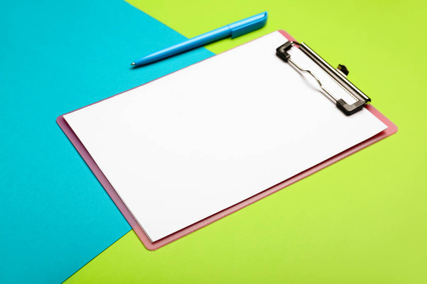 Deska rozdzielcza z kartką papieru i długopisem na kolorowym tle - Zdjęcie, obraz