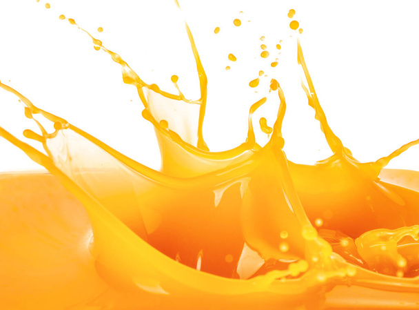 Splash van verse mango sap op witte achtergrond - Foto, afbeelding