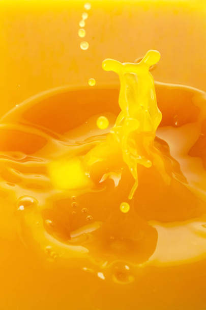 Kawałek świeżego słodkiego soku z mango - Zdjęcie, obraz