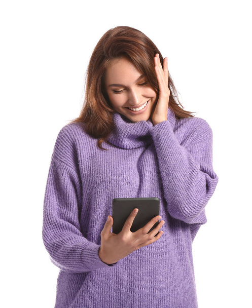 Jeune femme avec e-reader sur fond blanc - Photo, image