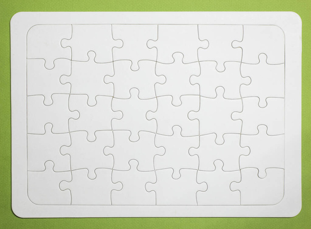 Prázdná šablona skutečné puzzle s řezné vzory, orientace na šířku. Kousky se dají snadno oddělit. pro integraci obrázků. - Fotografie, Obrázek