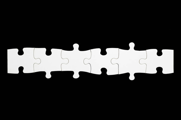 6 білих шматочків пазлу об'єднані разом. формувати слова, розміщуючи літери на кожній з частин головоломки. копіювання простору
 - Фото, зображення