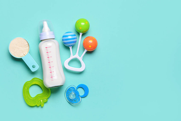 Пляшка дитячого молока формула та аксесуари на кольоровому фоні
 - Фото, зображення