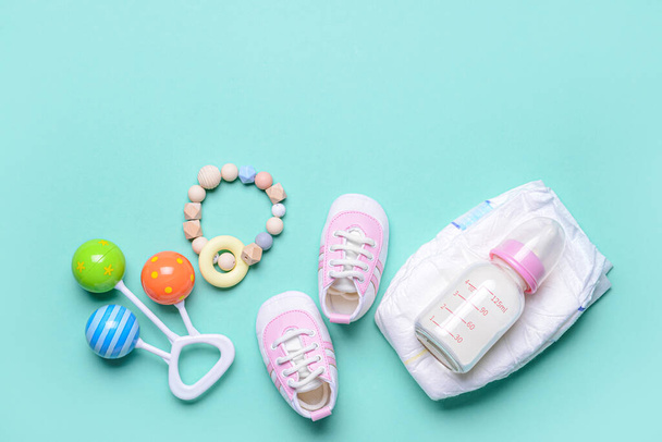 Bouteille de lait pour bébé et accessoires sur fond de couleur - Photo, image