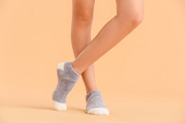 Legs of young woman in socks on color background - Foto, Imagem