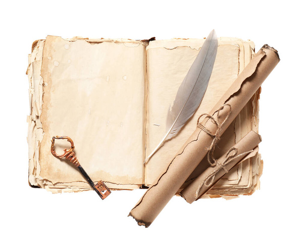 Старая книга со свитками и ключом на белом фоне - Фото, изображение