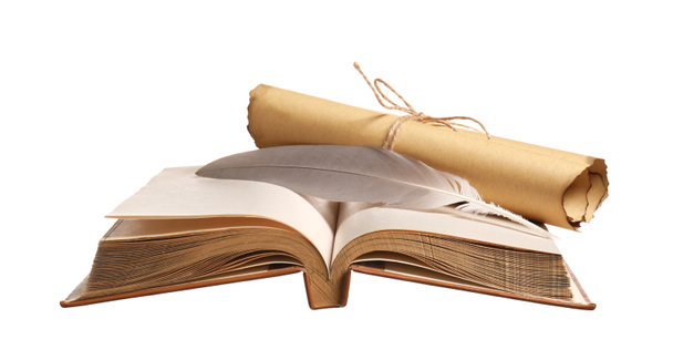 Beyaz arkaplanda parşömen ve tüy olan eski bir kitap - Fotoğraf, Görsel