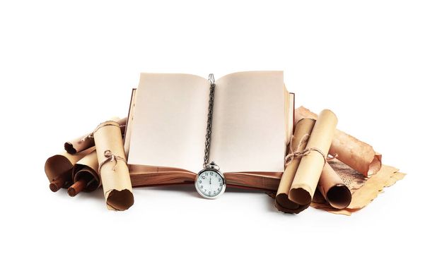 Старая книга со свитками и компасом на белом фоне - Фото, изображение