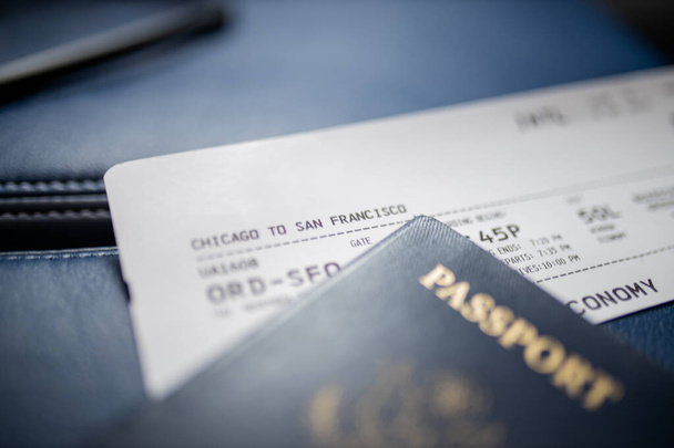 Yhdysvaltain passi ja lentoliput istuimen yläpuolella - Valokuva, kuva