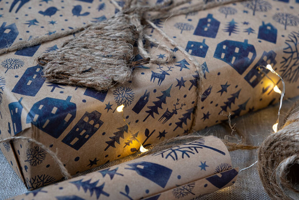 Regali di Capodanno in imballaggi artigianali. Natale e Capodanno vacanze sfondo - Foto, immagini