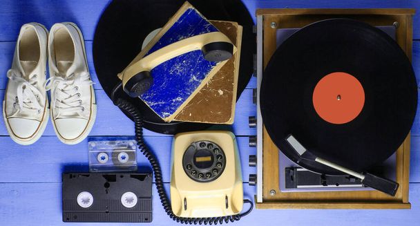 Veraltete Objekte auf blauem Holzgrund. Retro-Stil, 80er Jahre, Pop-Medien - Foto, Bild