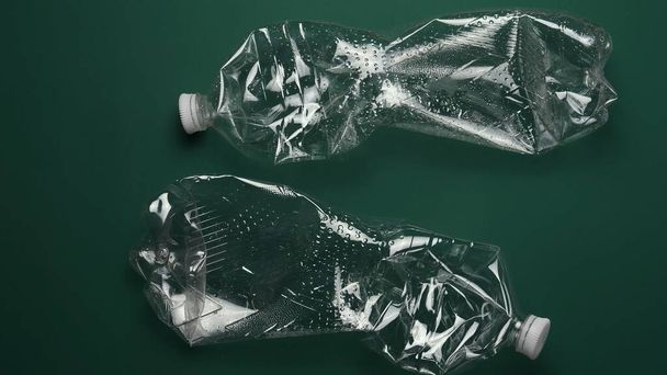 Horní pohled na rozdrcené prázdné PET plastové láhve připravené k recyklaci - Fotografie, Obrázek