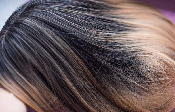 Paruky, přírodní a syntetické vlasy. Dámský koncept krásy. Close up fotografie paruky, vlasy pro dámy - Fotografie, Obrázek