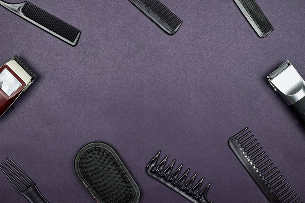 Accessoires de coiffeur sur sombre - Photo, image