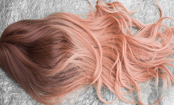Perücken, natürliche und synthetische Haare. Das Schönheitskonzept der Frauen. Nahaufnahme Foto von Perücke, Haare für Damen  - Foto, Bild