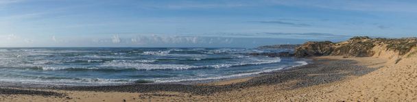Panoramatický výhled na divokou a prázdnou pláž na pobřeží Atlantiku v Portugalsku - Fotografie, Obrázek