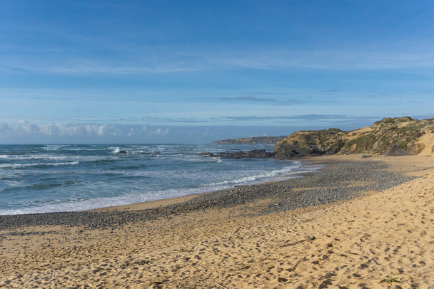 Dzika i pusta plaża na atlantyckim wybrzeżu Portugalii - Zdjęcie, obraz