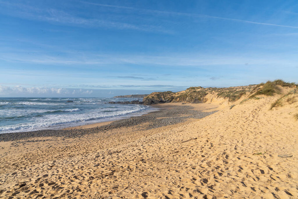 Μια άγρια και άδεια παραλία στις ακτές του Ατλαντικού της Πορτογαλίας - Φωτογραφία, εικόνα