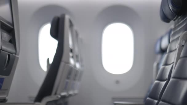 Άδεια σειρά από σκούρα μπλε καθίσματα μέσα σε ένα αεροπλάνο - Πλάνα, βίντεο