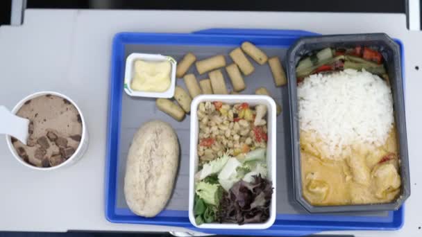 Żywność w samolocie na szaro-niebieskiej tacy z góry - Materiał filmowy, wideo