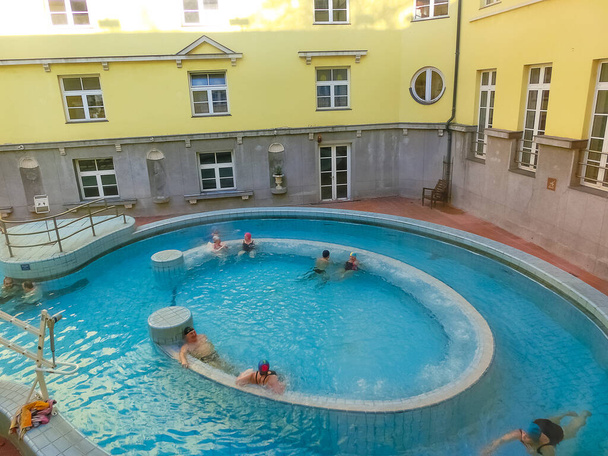 Βουδαπέστη, Ουγγαρία - 07 Ιανουαρίου 2016: Οι τουρίστες απολαμβάνουν στο Λουκάς Bath, στο ιστορικό υπαίθριο θερμικό λουτρό θερμαίνεται φυσικά από θερμές πηγές, στη Βουδαπέστη, Ουγγαρία. - Φωτογραφία, εικόνα