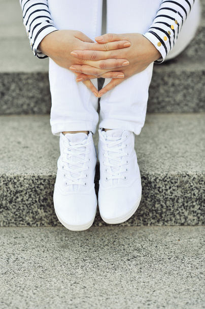 witte sneakers op meisje benen - closeup  - Foto, afbeelding