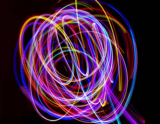 Abstraktní mnohobarevné čáry nakreslené světlem na černém pozadí. Laserové vedení - Fotografie, Obrázek