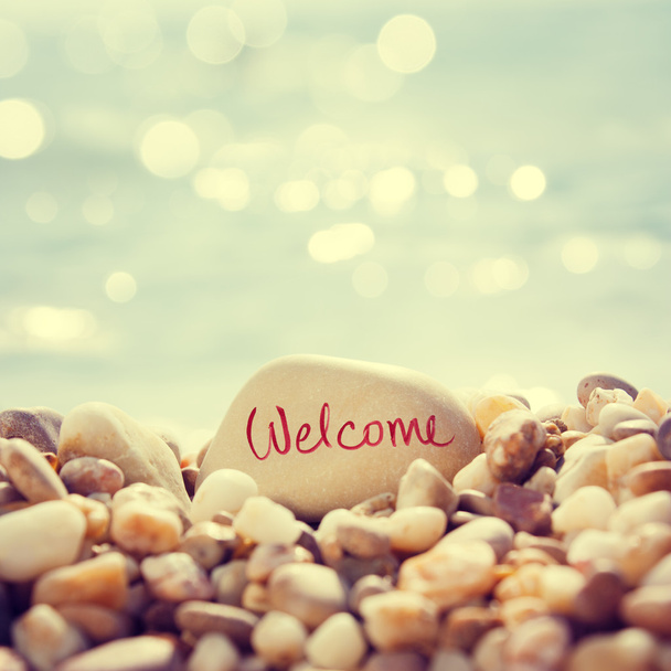 "Καλωσόρισμα "κείμενο γραμμένο στην πέτρα στην παραλία - Φωτογραφία, εικόνα