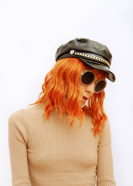 Paris Lady in fashion elegant outfit. Trendy cap and sunglasses. Style in details. Fall winter season. Vintage, retro lover - Foto, Bild