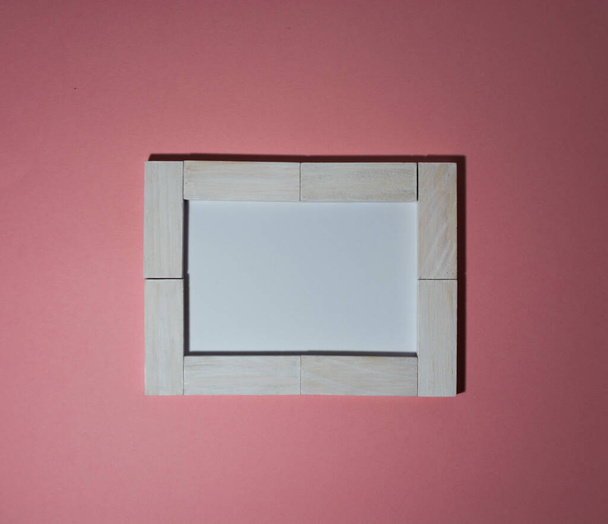 Белая карточка в рамке на розовом фоне - Фото, изображение
