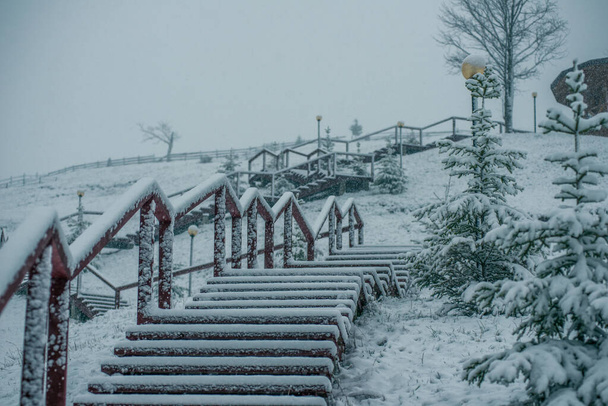 Vuoret talvi keinona hiljaisuus kaunis näkymä raitista ilmaa - Valokuva, kuva