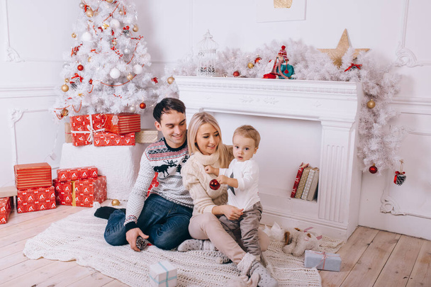 Щаслива сім'я у вітальні на Різдво
 - Фото, зображення