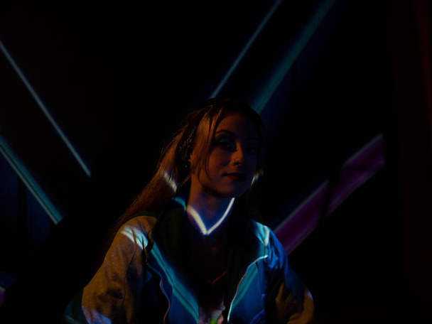 modern woman, neon lights dark backgrounds disco - Fotoğraf, Görsel
