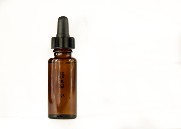 Skleněný lék nebo parfém kapátko láhev s metrem izolované bílé pozadí - Fotografie, Obrázek