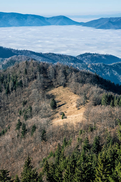 Μεγάλα βουνά Fatra και λεκάνη Turiec, Σλοβακία. Ταξιδιωτικός προορισμός. Αντιστροφή καιρικών συνθηκών. - Φωτογραφία, εικόνα