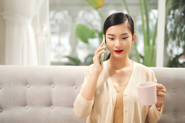 Nätti aasialainen nainen puhuu matkapuhelimella - Valokuva, kuva