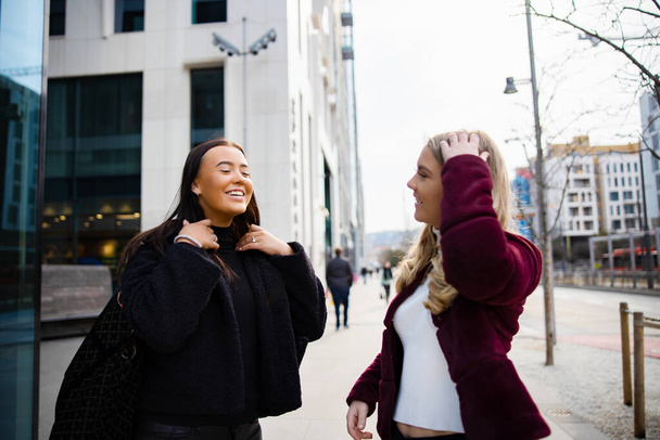 Dvě ženy Přátelé Baví Smějící se a nakupování ve městě - Fotografie, Obrázek