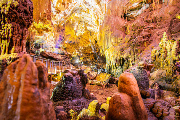 Prometheus mağarasında turist bulunmayan ve ışık saçan jeolojik oluşumlar olmayan çarpıcı bir manzara. - Fotoğraf, Görsel