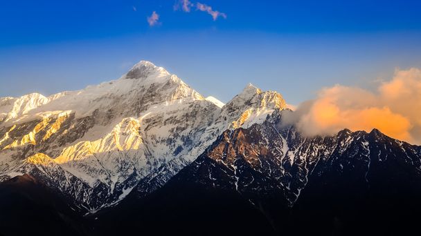 Scenic näkymä Himalajalle vuorille auringonlaskun aikaan
 - Valokuva, kuva