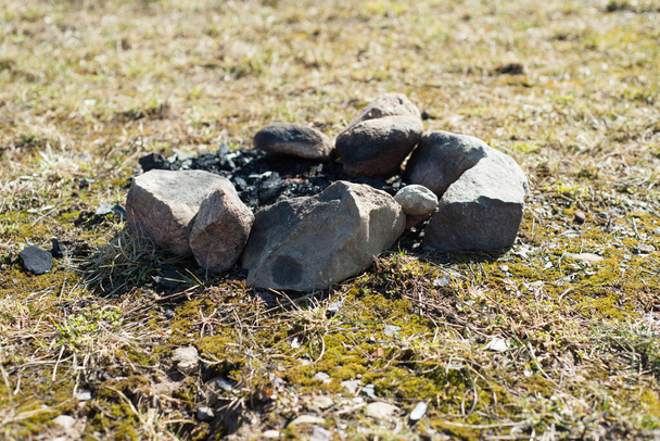 de haard is aangelegd met grote stenen in het veld - Foto, afbeelding