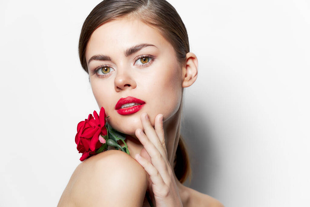 Γυναίκα με λουλούδι Κόκκινα χείλη γοητεία τριαντάφυλλο  - Φωτογραφία, εικόνα
