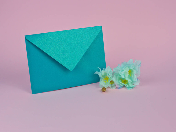 A beautiful shot of an envelope with flowers on the side - Fotografie, Obrázek