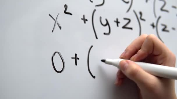 Mathematik auf Whiteboard aus nächster Nähe schreiben. Matheunterricht, Bildungskonzept - Filmmaterial, Video