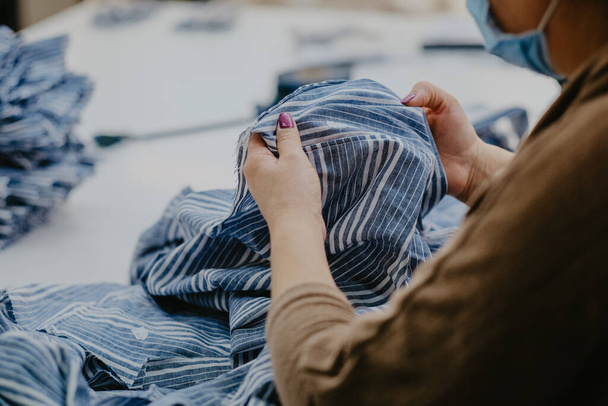 A closeup shot of a seamstress working at a workshop - Foto, immagini