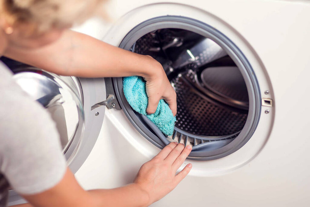 Kirli, küflü, lastik ve davulu kapatan çamaşır makinesi. Küf, kir, çamaşır makinesinde kireçlenme. Ev aletleri periyodik bakım. - Fotoğraf, Görsel