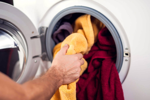 Caricamento di vestiti in lavatrice. Lavori domestici, concetto di lavanderia - Foto, immagini