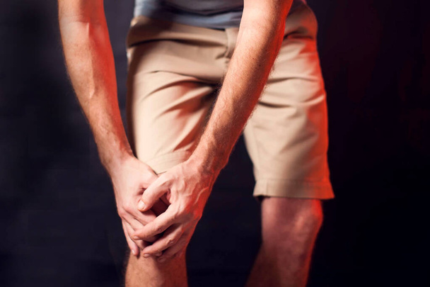 Der Mensch spürt Knieschmerzen. Menschen, Gesundheitswesen und Medizinkonzept - Foto, Bild