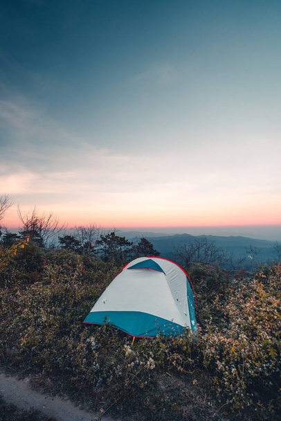 Camping, Armar una tienda de campaña en la montaña por la noche - Foto, imagen