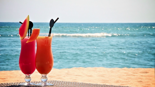 Два коктейля на пляже
 - Кадры, видео